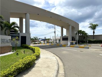 CASA  AMPLIA EN URB MANTA BEACH, MANTA