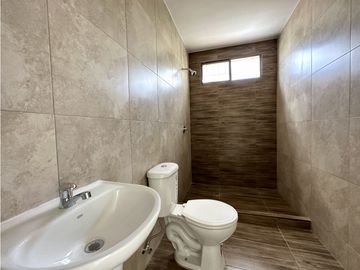 CASA  AMPLIA EN URB MANTA BEACH, MANTA