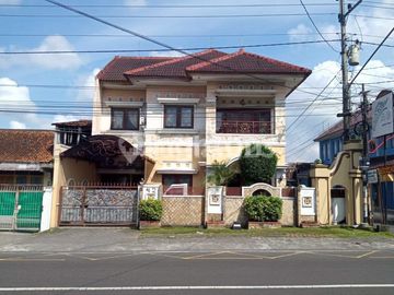 RUMAH BESAR 2LT LOKASI STRATEGIS PINGGIR JALAN ASPAL DEKAT  XT SQUARE UMBULHARJO