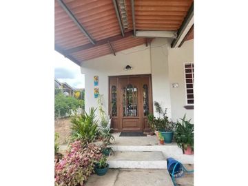 SE VENDE AMPLIA CASA EN BRISAS DEL GOLF. AM