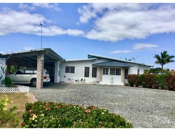 Venta: Casa 4 recámaras con piscina en Aguadulce