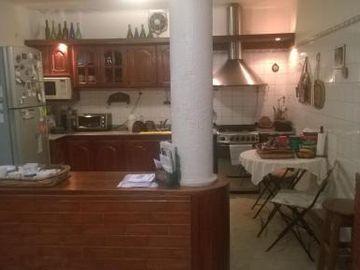 Casa de 200 m2 con gge y quincho IMPECABLE
