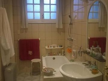 Casa de 200 m2 con gge y quincho IMPECABLE
