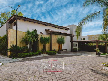 Increíble casa en venta en residencial Los Alcatraces, Calzada Zavaleta