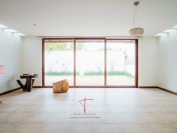 Increíble casa en venta en residencial Los Alcatraces, Calzada Zavaleta