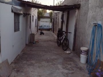 VENDE CASA SUBDIVIDIDA CON PATIO Y ENTRADA DE AUTOS!