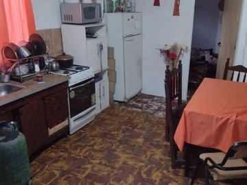 VENDE CASA SUBDIVIDIDA CON PATIO Y ENTRADA DE AUTOS!