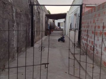 VENDE CASA SUBDIVIDIDA CON PATIO Y ENTRADA DE AUTOS!