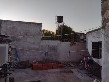 VENDE CASA SUBDIVIDIDA CON PATIO Y ENTRADA DE AUTOS!