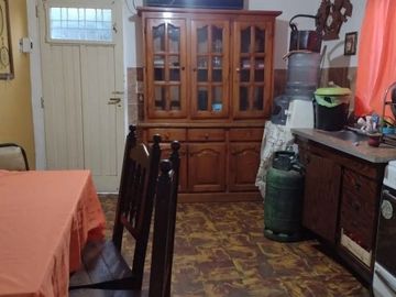 VENDE CASA SUBDIVIDIDA CON PATIO Y ENTRADA DE AUTOS!