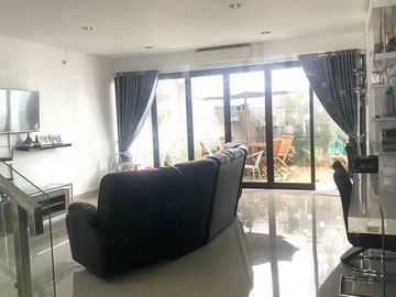 Rumah 2 lantai bagus terawat jatiwaringin bekasi