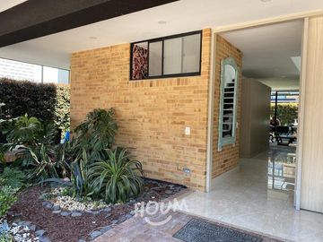 ¡VENDO LINDO DEPARTAMENTO DE ESTRENO ENTRGA INMEDIATA URB LOS MAZANOS SURCO!
Area Ocupada 86m2
3 dormitorios, 2 baños completos, balcón
Oportunidad