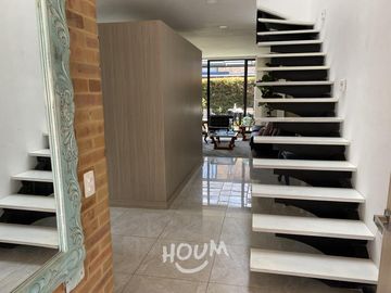 ¡VENDO LINDO DEPARTAMENTO DE ESTRENO ENTRGA INMEDIATA URB LOS MAZANOS SURCO!
Area Ocupada 86m2
3 dormitorios, 2 baños completos, balcón
Oportunidad