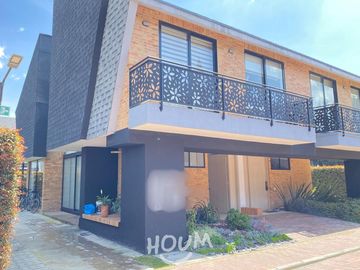 ¡VENDO LINDO DEPARTAMENTO DE ESTRENO ENTRGA INMEDIATA URB LOS MAZANOS SURCO!
Area Ocupada 86m2
3 dormitorios, 2 baños completos, balcón
Oportunidad