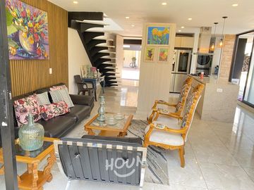¡VENDO LINDO DEPARTAMENTO DE ESTRENO ENTRGA INMEDIATA URB LOS MAZANOS SURCO!
Area Ocupada 86m2
3 dormitorios, 2 baños completos, balcón
Oportunidad