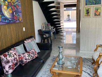 ¡VENDO LINDO DEPARTAMENTO DE ESTRENO ENTRGA INMEDIATA URB LOS MAZANOS SURCO!
Area Ocupada 86m2
3 dormitorios, 2 baños completos, balcón
Oportunidad