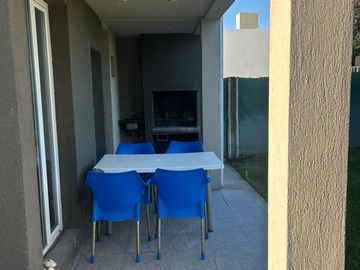 Duplex en barrio las dunas a metros del mar