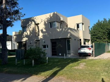 Duplex en barrio las dunas a metros del mar