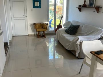 Duplex en barrio las dunas a metros del mar