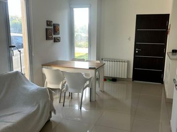 Duplex en barrio las dunas a metros del mar