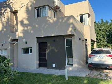 Duplex en barrio las dunas a metros del mar