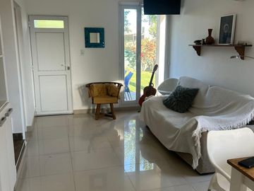 Duplex en barrio las dunas a metros del mar