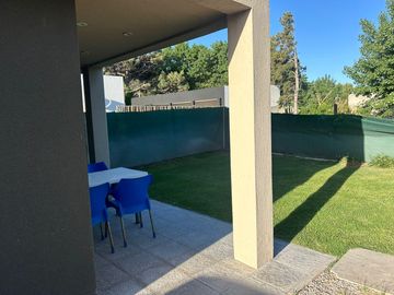 Duplex en barrio las dunas a metros del mar