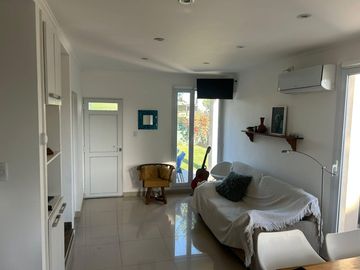 Duplex en barrio las dunas a metros del mar