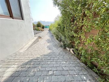 Casa en venta de 4 dorm. + sala estar en Piedra Roja