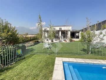 Casa en venta de 4 dorm. + sala estar en Piedra Roja