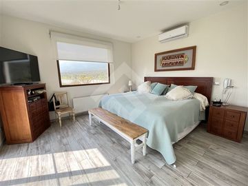 Casa en venta de 4 dorm. + sala estar en Piedra Roja
