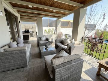 Casa en venta de 4 dorm. + sala estar en Piedra Roja