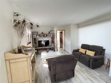 Casa en venta de 4 dorm. + sala estar en Piedra Roja