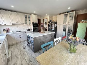 Casa en venta de 4 dorm. + sala estar en Piedra Roja