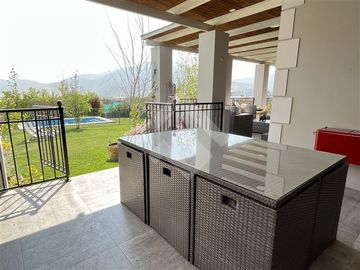 Casa en venta de 4 dorm. + sala estar en Piedra Roja