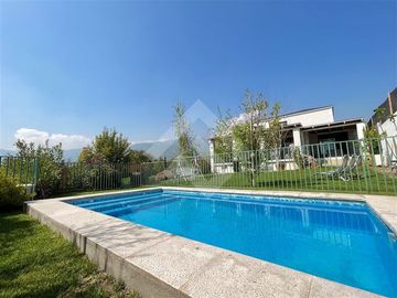Casa en venta de 4 dorm. + sala estar en Piedra Roja