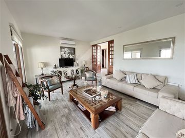 Casa en venta de 4 dorm. + sala estar en Piedra Roja
