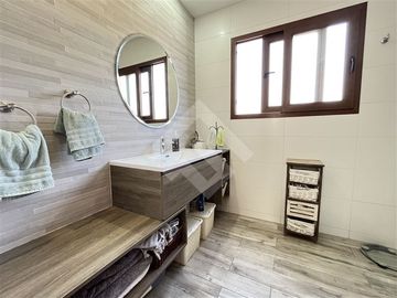 Casa en venta de 4 dorm. + sala estar en Piedra Roja