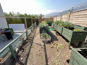 Casa en venta de 4 dorm. + sala estar en Piedra Roja