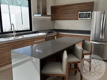 Venta de casa nueva en Metepec, 4 habitaciones, estacionamiento techado y amenidades