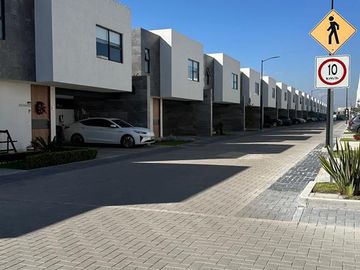Venta de casa nueva en Metepec, 4 habitaciones, estacionamiento techado y amenidades
