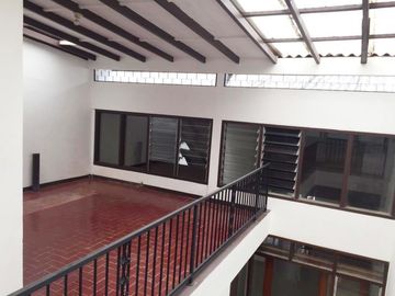 Di Sewakan Rumah 4 Kamar Lokasi Strategis di Jl. Sumber Asih Bandung