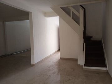 Di Sewakan Rumah 4 Kamar Lokasi Strategis di Jl. Sumber Asih Bandung