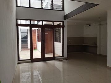 Di Sewakan Rumah 4 Kamar Lokasi Strategis di Jl. Sumber Asih Bandung