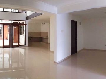 Di Sewakan Rumah 4 Kamar Lokasi Strategis di Jl. Sumber Asih Bandung