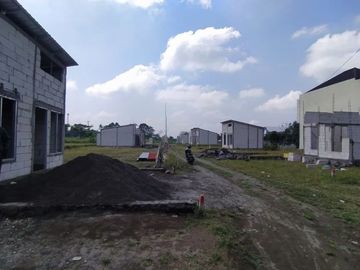 Rumah Dijual 2 Lantai Murah Pinggir Jalan Aspal 200 ke Jl Manisrenggo