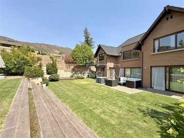 Casa en venta de 5 dorm. en Las Condes