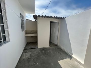 VENDO CASA EN URBANIZACION VIA A SANTA ELENA (PENINSULA)-GUAYAQUIL