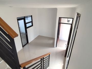 rumah baru 2 lantai 3 kamar tidur di cihanjuang dkt sariwangi