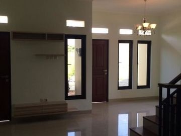 Rumah Pribadi Siap huni bonus pool di Petukangan Utara Pasanggrahan Jakarta Selatan